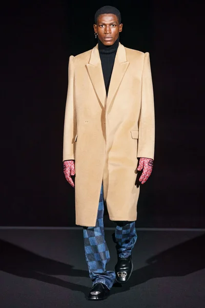 Look 10